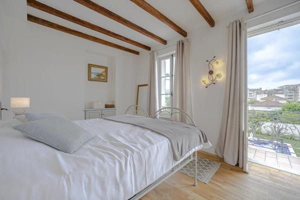 Maison de ville d'époque avec piscine à Golfe Juan à pied de la plage