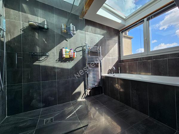 PUTEAUX: Hyper-Centre Ville, Appartement de 4 pièces de 101m² en Carrez e t 130m² au sol, avec balconnets et cave