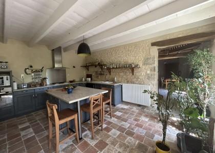 Maison en pierre à 15 minutes de niort de 190 m² avec quatre chambres et jardin
