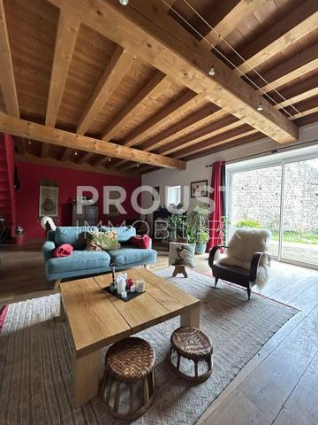 Maison en pierre à 15 minutes de niort de 190 m² avec quatre chambres et jardin