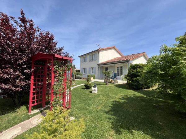 Maison à vendre 192 240 € Roumazières-Loubert 6 p 149 m² DPE D