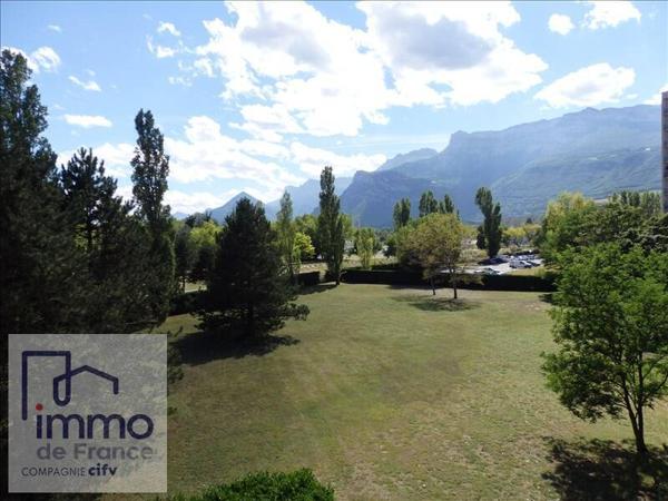 PONT DE CLAIX / 12 rue MOUNIER. ~Dans une résidence calme donnant sur un parc arboré