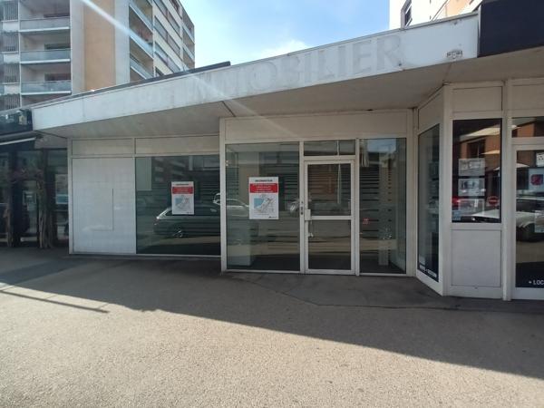 5 PIÈCES 97.86 M2 À LOUER LOCAL COMMERCIAL SITUÉ EN CENTRE V