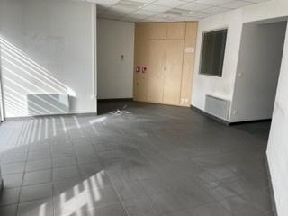 5 PIÈCES 97.86 M2 À LOUER LOCAL COMMERCIAL SITUÉ EN CENTRE V