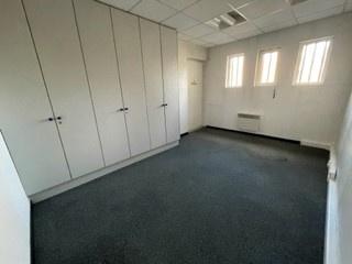 5 PIÈCES 97.86 M2 À LOUER LOCAL COMMERCIAL SITUÉ EN CENTRE V