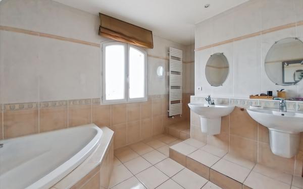 Maison à vendre    8 pièces •  Marseillan