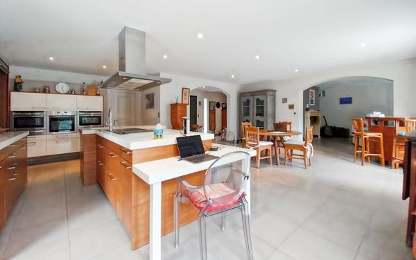 Maison à vendre    8 pièces •  Marseillan