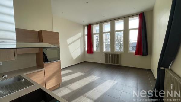 Auray hypercentre : appartement renove avec parking, hauteur sous plafond et vue sur la riviere