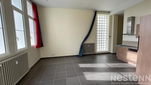 Auray hypercentre : appartement renove avec parking, hauteur sous plafond et vue sur la riviere