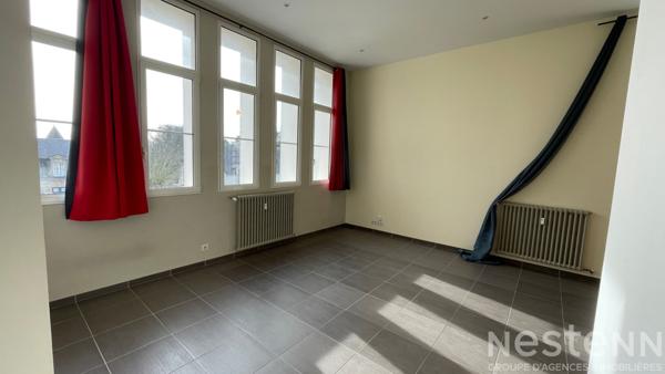 Auray hypercentre : appartement renove avec parking, hauteur sous plafond et vue sur la riviere