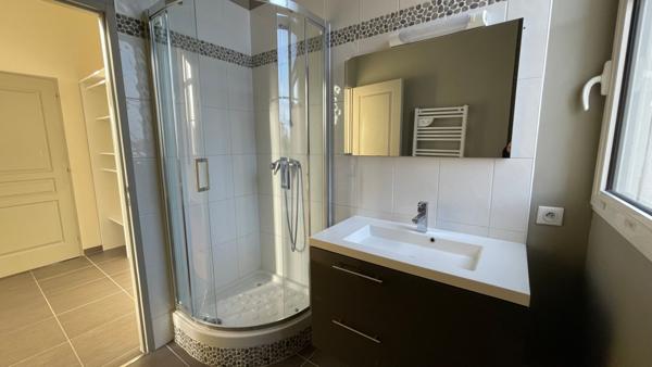 Auray hypercentre : appartement renove avec parking, hauteur sous plafond et vue sur la riviere