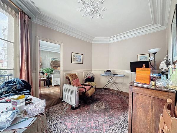 Vente occupée - Bail loi 48 - 3 pièces avec cachet à rénover - PARIS