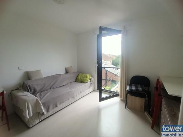 Investissement idéal: Studio 22.59 m2 LC- Métro 8 ( 4 min)- Calme sur cour et lumineux-Immeuble ravalé- Faible