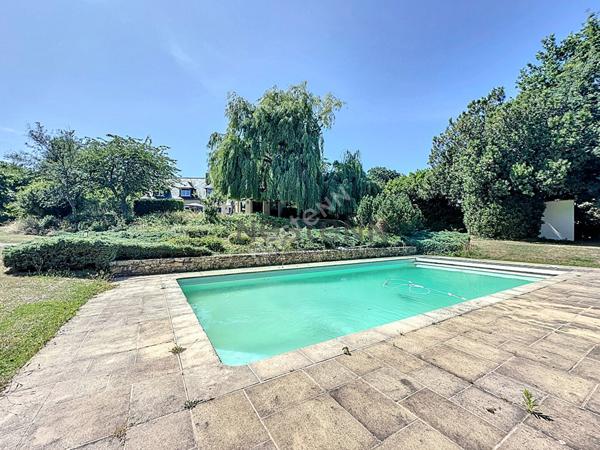 A vendre, magnifique demeure de 265 m² à Montreuil sur Maine, avec vue Mayenne, 6 chambres et un terrain de plus de 7600 m²