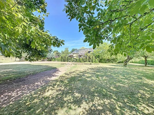 A vendre, magnifique demeure de 265 m² à Montreuil sur Maine, avec vue Mayenne, 6 chambres et un terrain de plus de 7600 m²