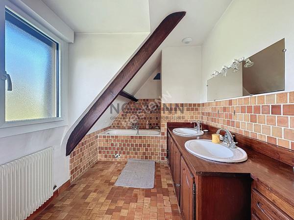 A vendre, magnifique demeure de 265 m² à Montreuil sur Maine, avec vue Mayenne, 6 chambres et un terrain de plus de 7600 m²