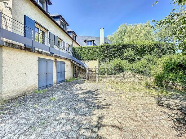 A vendre, magnifique demeure de 265 m² à Montreuil sur Maine, avec vue Mayenne, 6 chambres et un terrain de plus de 7600 m²