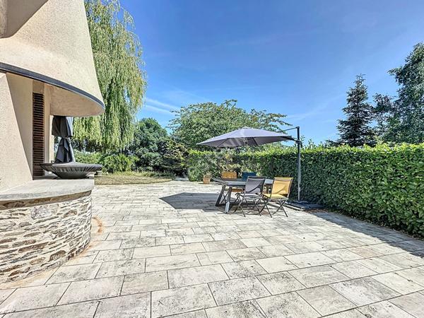 A vendre, magnifique demeure de 265 m² à Montreuil sur Maine, avec vue Mayenne, 6 chambres et un terrain de plus de 7600 m²