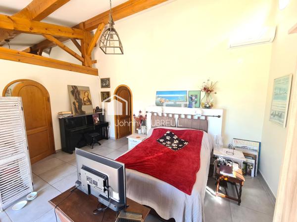 PIGNANS - SUPERBE PROPRIÉTÉ DE 230M2 AVEC APPARTEMENT INDÉPENDANT, PISCINE, CUISINE D'ÉTE, GARAGE, TERRAIN CLÔTURÉ  DE 9693M2 AVEC VUE DEGAGÉE SUR LES COLLINES