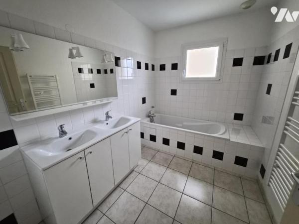 MAISON D'ARCHITECTE T8 AVEC GARAGE, JARDIN et HANGAR