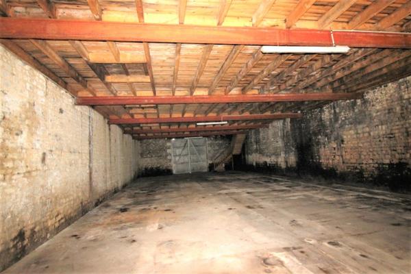 PONS : Anciens chais de 500 m² au sol + 6 ha de terres