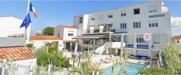 Charente Maritime (17), A Vendre Ile Oléron Hôtel Bureau de charme 22 chambres, emplac n°1 face à l'Océan