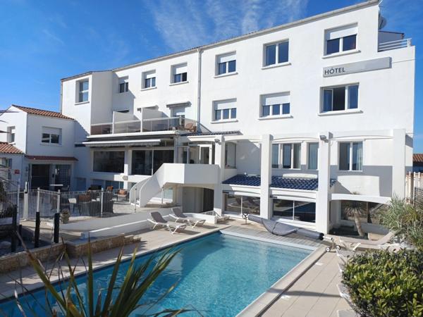 Charente Maritime (17), A Vendre Ile Oléron Hôtel Bureau de charme 22 chambres, emplac n°1 face à l'Océan