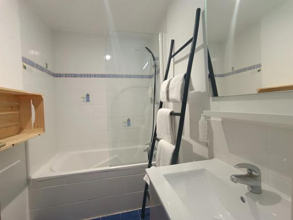 Charente Maritime (17), A Vendre Ile Oléron Hôtel Bureau de charme 22 chambres, emplac n°1 face à l'Océan