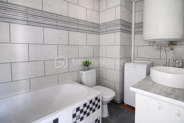 AVON – Résidence Les Fougères, en lisière de forêt, à 9 mn à pied de la gare Fontainebleau Avon (ligne R transilien à 40 mn de Paris Gare de Lyon), découvrez cet APPARTEMENT 2 pièces de 36 m², lumineux, bénéficiant d’une vue dégagée. L'entrée dessert un séjour avec cuisine aménagée ouverte, avec accès au balcon. Une chambre. Salle de bains avec WC. Cave en sous-sol

Copropriété : Résidence fermée avec portail automatique. Stationnement aisé au sein de la copropriété. Grand parc arboré.
Localisation : Centre-ville d’Avon. Proximité immédiate des commerces, écoles et commodités. Environnement recherché, au calme, en bordure de forêt.
Positionnement : Bien adapté à un investissement locatif ou à un premier achat, combinant accessibilité Paris, cadre naturel et fonctionnalité.

Si ce bien vous intéresse ? Contactez-nous pour découvrir tout son potentiel lors d’une visite sur rendez-vous ou à distance, grâce à notre visite virtuelle exclusive accessible après un échange confidentiel sur votre projet.