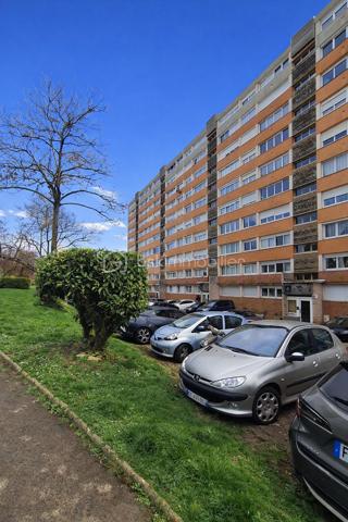 AVON – Résidence Les Fougères, en lisière de forêt, à 9 mn à pied de la gare Fontainebleau Avon (ligne R transilien à 40 mn de Paris Gare de Lyon), découvrez cet APPARTEMENT 2 pièces de 36 m², lumineux, bénéficiant d’une vue dégagée. L'entrée dessert un séjour avec cuisine aménagée ouverte, avec accès au balcon. Une chambre. Salle de bains avec WC. Cave en sous-sol

Copropriété : Résidence fermée avec portail automatique. Stationnement aisé au sein de la copropriété. Grand parc arboré.
Localisation : Centre-ville d’Avon. Proximité immédiate des commerces, écoles et commodités. Environnement recherché, au calme, en bordure de forêt.
Positionnement : Bien adapté à un investissement locatif ou à un premier achat, combinant accessibilité Paris, cadre naturel et fonctionnalité.

Si ce bien vous intéresse ? Contactez-nous pour découvrir tout son potentiel lors d’une visite sur rendez-vous ou à distance, grâce à notre visite virtuelle exclusive accessible après un échange confidentiel sur votre projet.