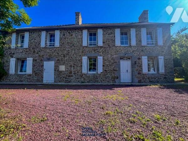 Propriété en pierres
familiale, rénovée entièrement il y a environ 15 ans. Elle se compose au r...