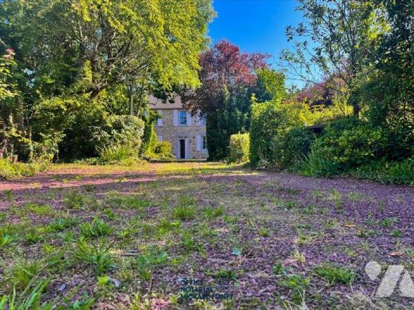 Propriété en pierres
familiale, rénovée entièrement il y a environ 15 ans. Elle se compose au r...