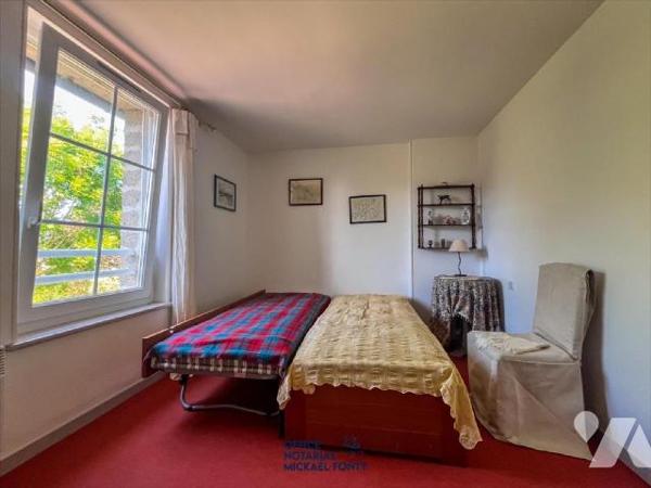 Propriété en pierres
familiale, rénovée entièrement il y a environ 15 ans. Elle se compose au r...