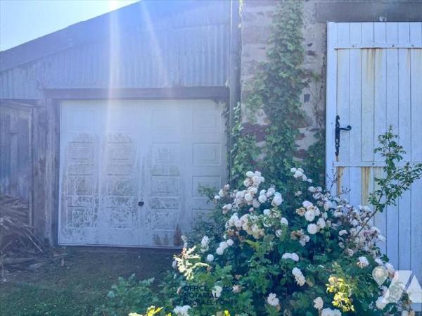 Propriété en pierres
familiale, rénovée entièrement il y a environ 15 ans. Elle se compose au r...