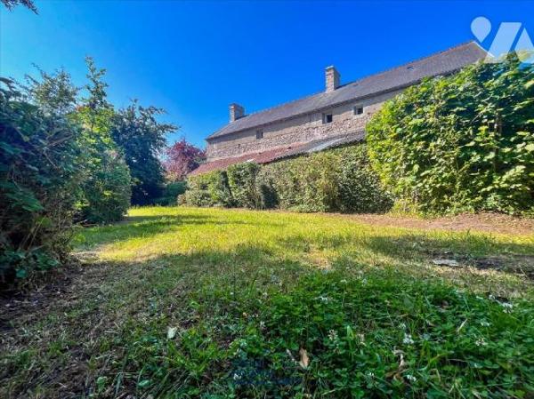 Propriété en pierres
familiale, rénovée entièrement il y a environ 15 ans. Elle se compose au r...