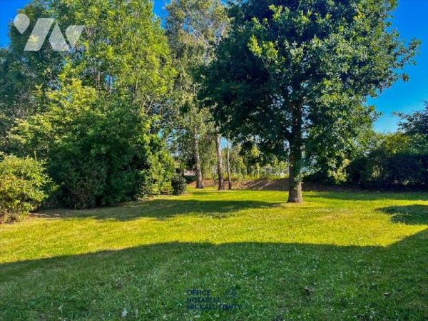 Propriété en pierres
familiale, rénovée entièrement il y a environ 15 ans. Elle se compose au r...