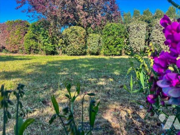 Propriété en pierres
familiale, rénovée entièrement il y a environ 15 ans. Elle se compose au r...