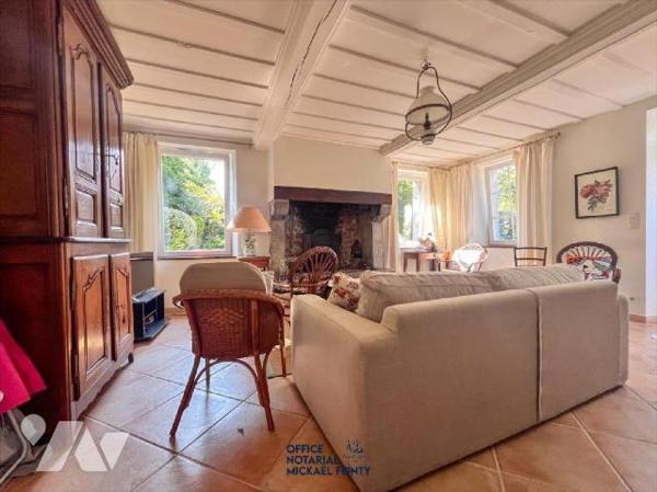 Propriété en pierres
familiale, rénovée entièrement il y a environ 15 ans. Elle se compose au r...