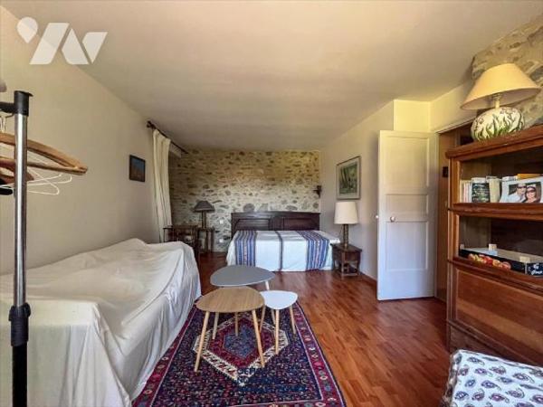 Propriété en pierres
familiale, rénovée entièrement il y a environ 15 ans. Elle se compose au r...