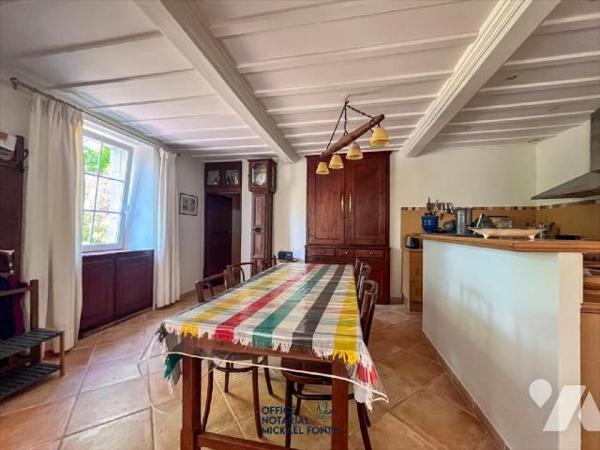 Propriété en pierres
familiale, rénovée entièrement il y a environ 15 ans. Elle se compose au r...