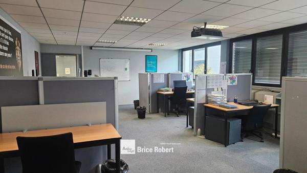 Bureau à louer à Villeurbanne espace modulable accès transports et parking