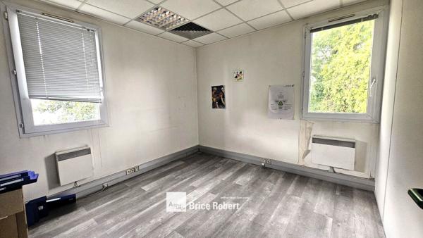 Bureaux à louer à Lyon 7ème dans parc tertiaire avec parking privatif