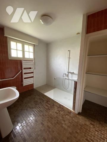 LOUDEAC - Corps de ferme avec dépendances, sur un terrain de 2 965 m²