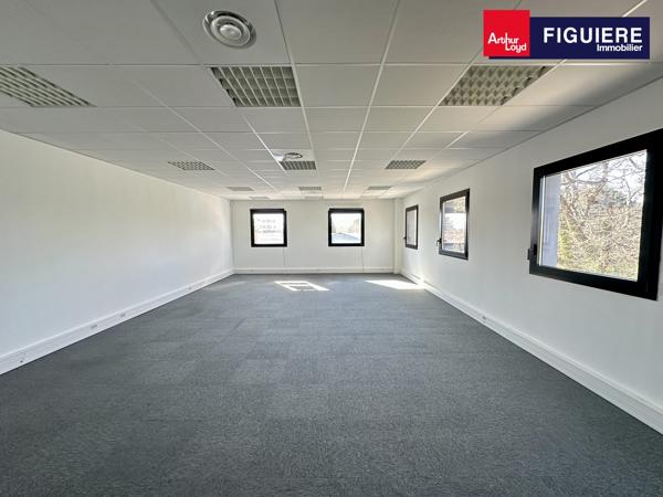 BUREAUX EN ETAGE AU SEIN D'UN ENVIRONNEMENT AGRÉABLE