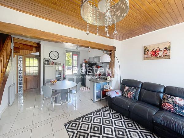 Saint-Fargeau-Ponthierry - Maison mitoyenne d'un côté - Cave totale aménagée avec chambre, bureau, salle d'eau avec WC - Double garage