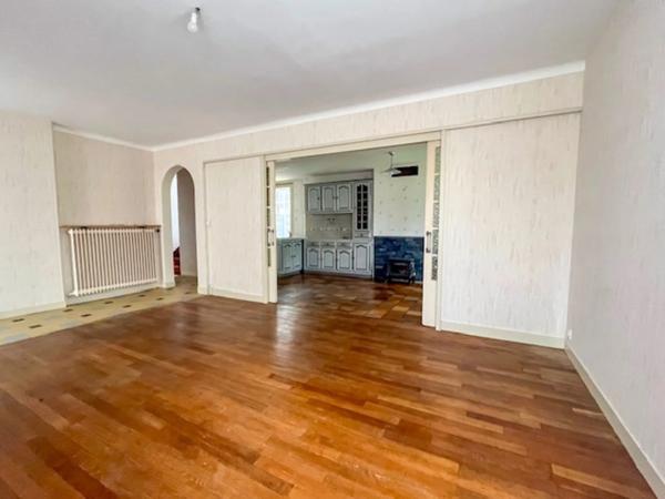 Maison familiale – Centre-ville d’Airvault – 4 chambres – Jardin et dépendances