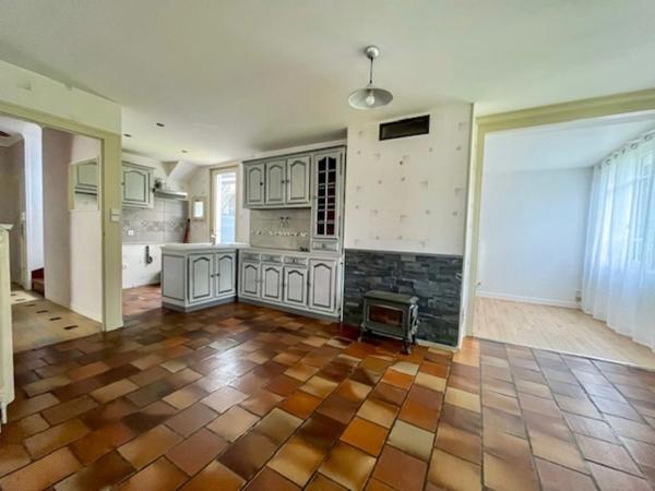 Maison familiale – Centre-ville d’Airvault – 4 chambres – Jardin et dépendances