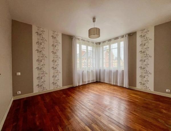 Maison familiale – Centre-ville d’Airvault – 4 chambres – Jardin et dépendances
