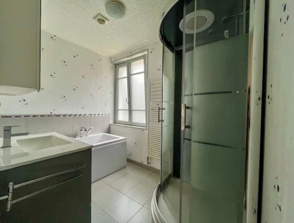 Maison familiale – Centre-ville d’Airvault – 4 chambres – Jardin et dépendances