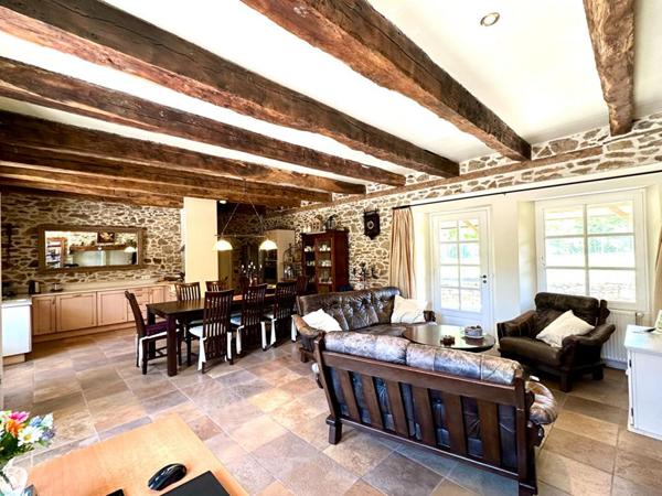 MAISON EN PIERRES SANS VOISIN